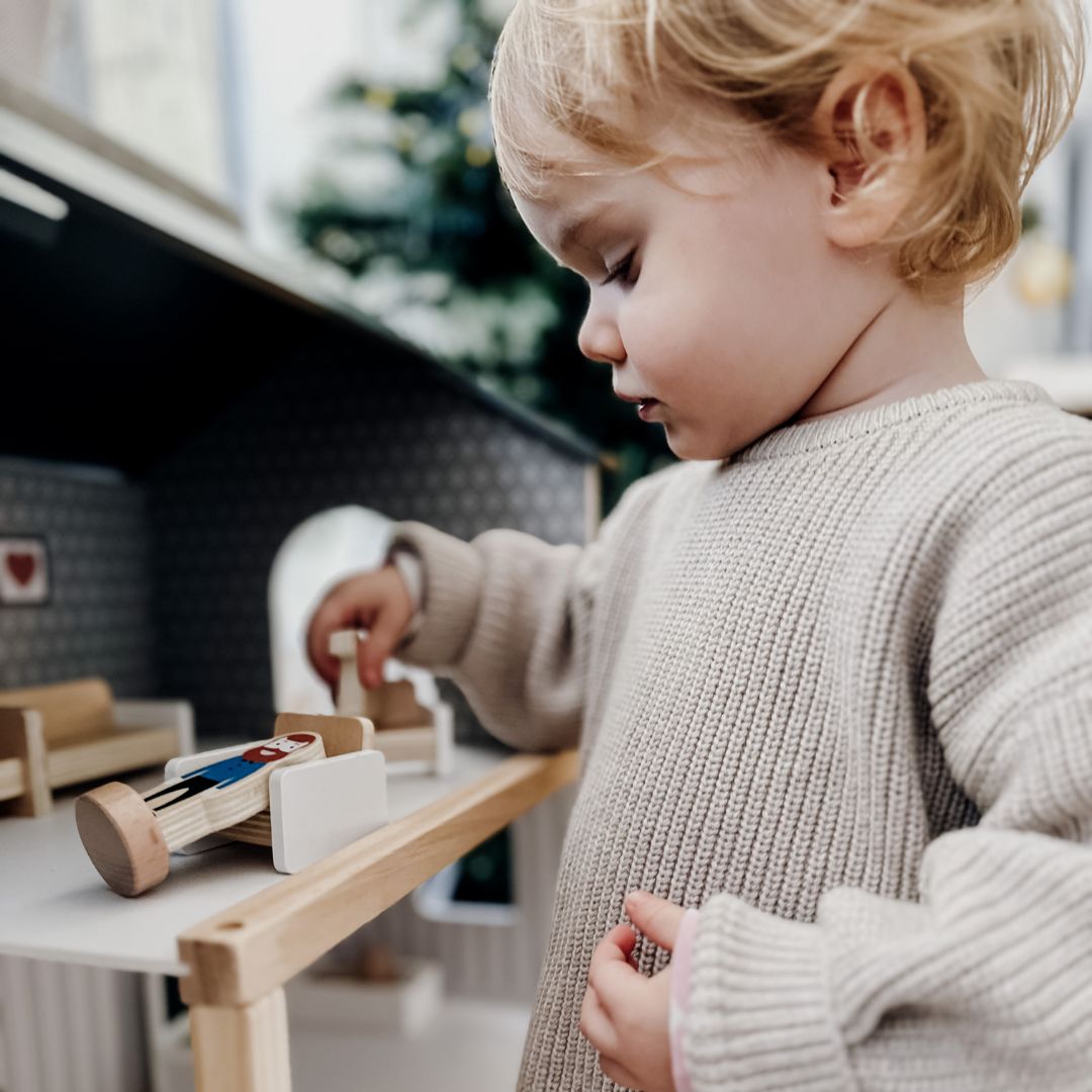 Valge puidust nukumaja koos aksessuaaridega 18 tk.